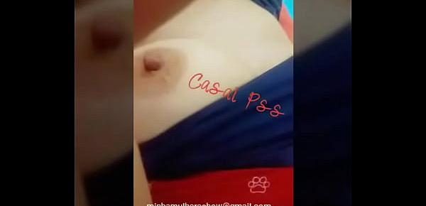  Esposinha pagando peitinho no sofá - Casal Pss